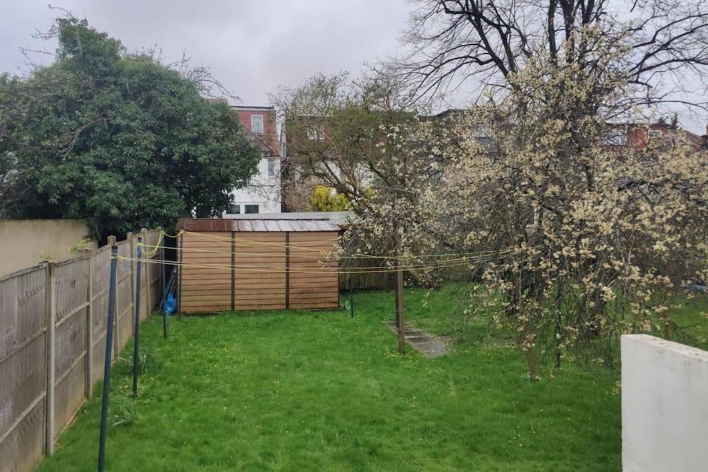 Large Studio Garden Flat On Golders Green Road Londra Dış mekan fotoğraf