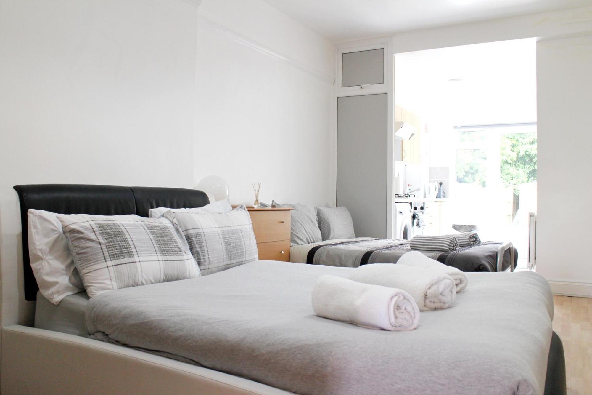 Large Studio Garden Flat On Golders Green Road Londra Dış mekan fotoğraf