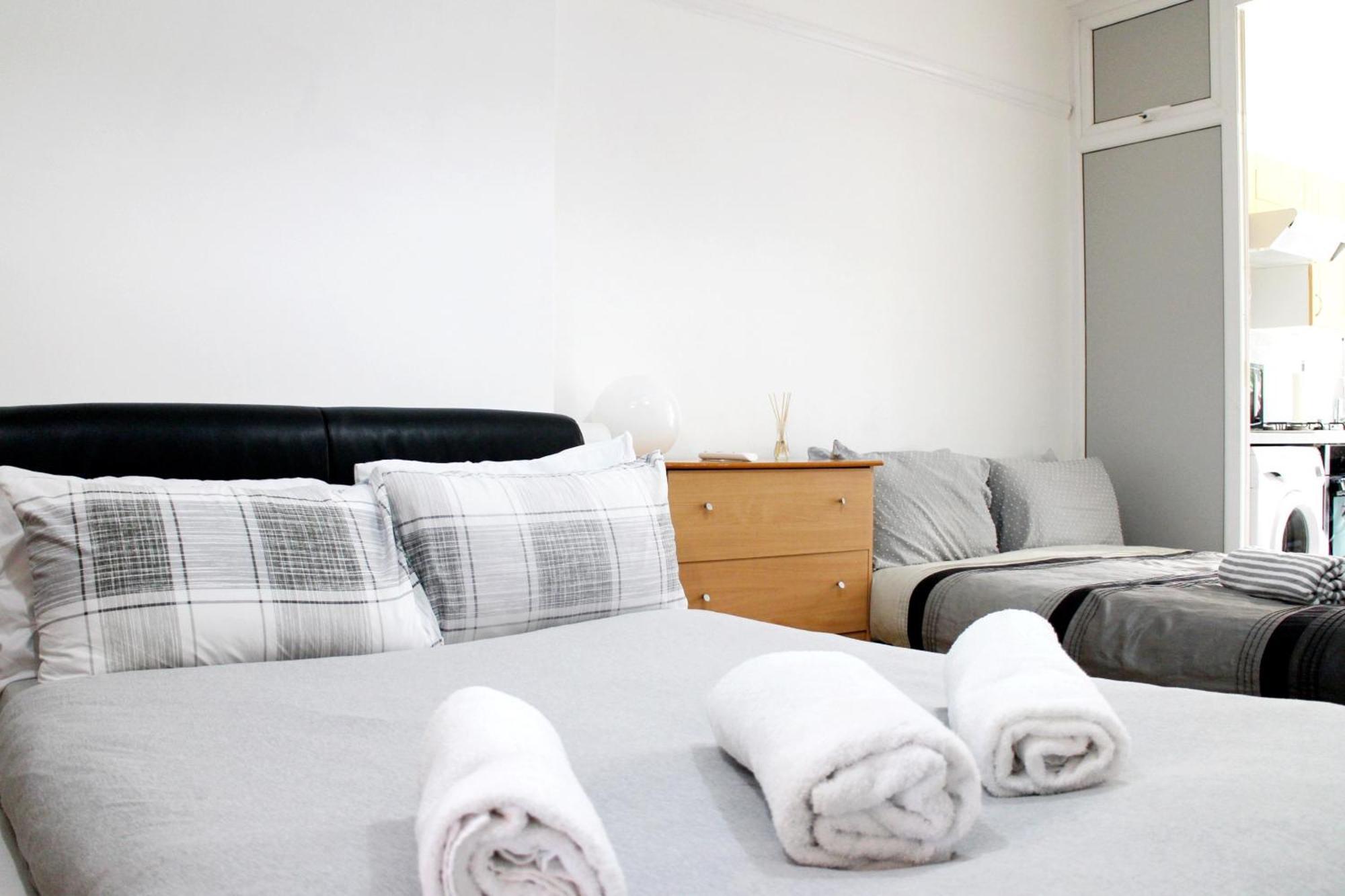 Large Studio Garden Flat On Golders Green Road Londra Dış mekan fotoğraf